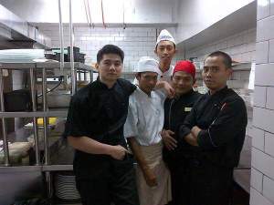 Chef Arnold bersama team-work nya